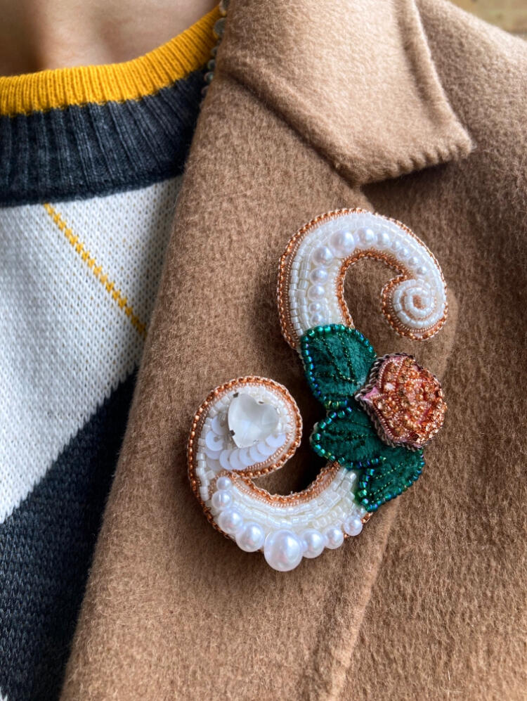 Brooch with the letter S and a flower